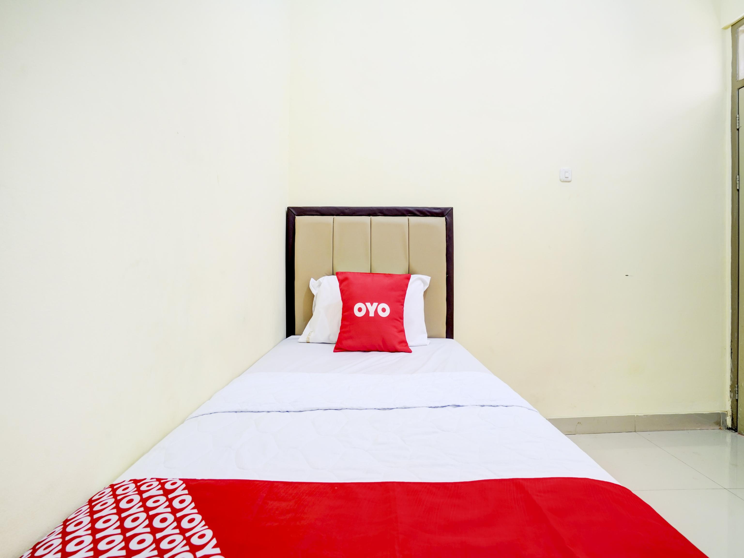 Oyo 90052 Star House Hotel Cirebon Exterior photo