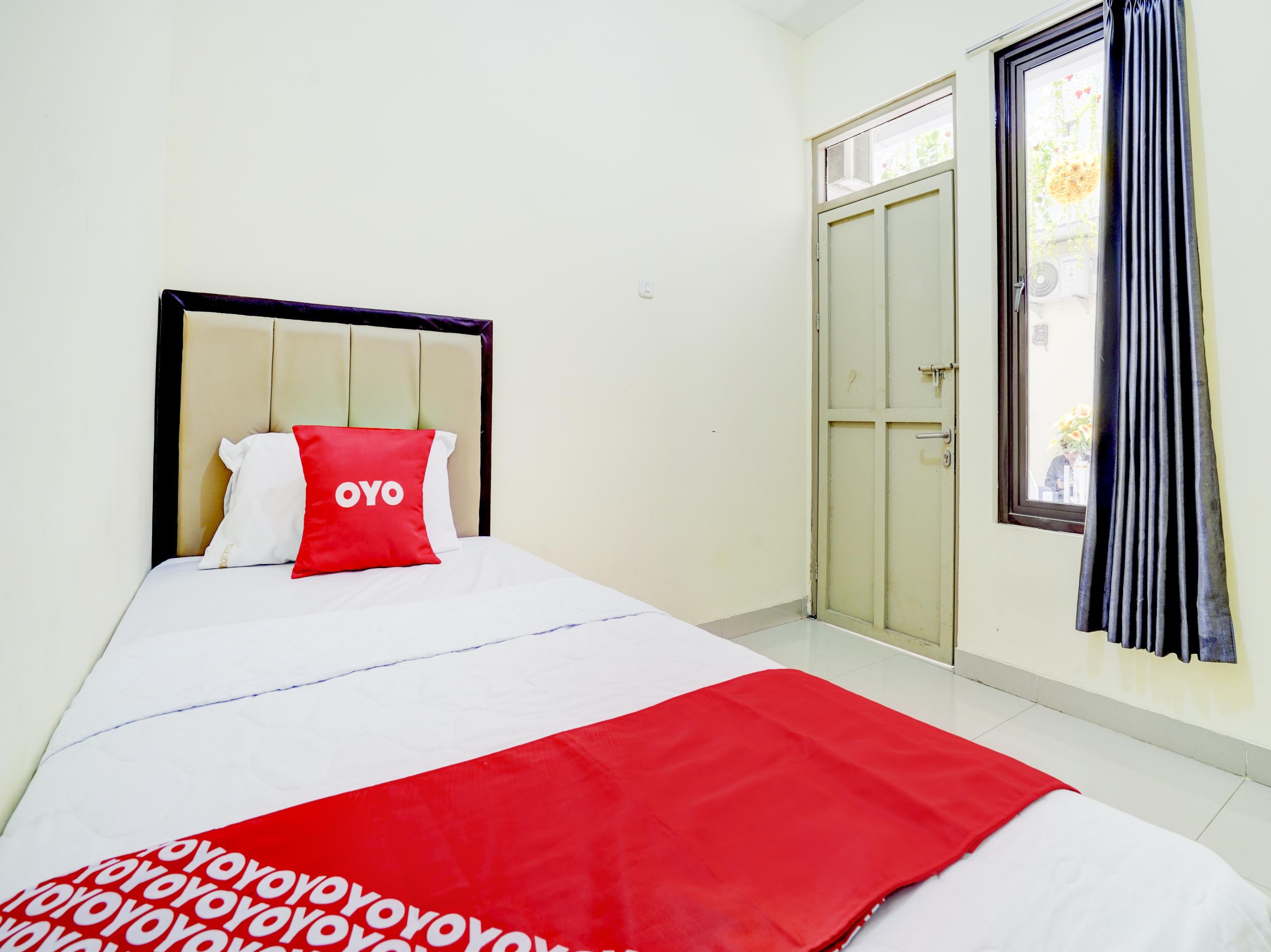 Oyo 90052 Star House Hotel Cirebon Exterior photo