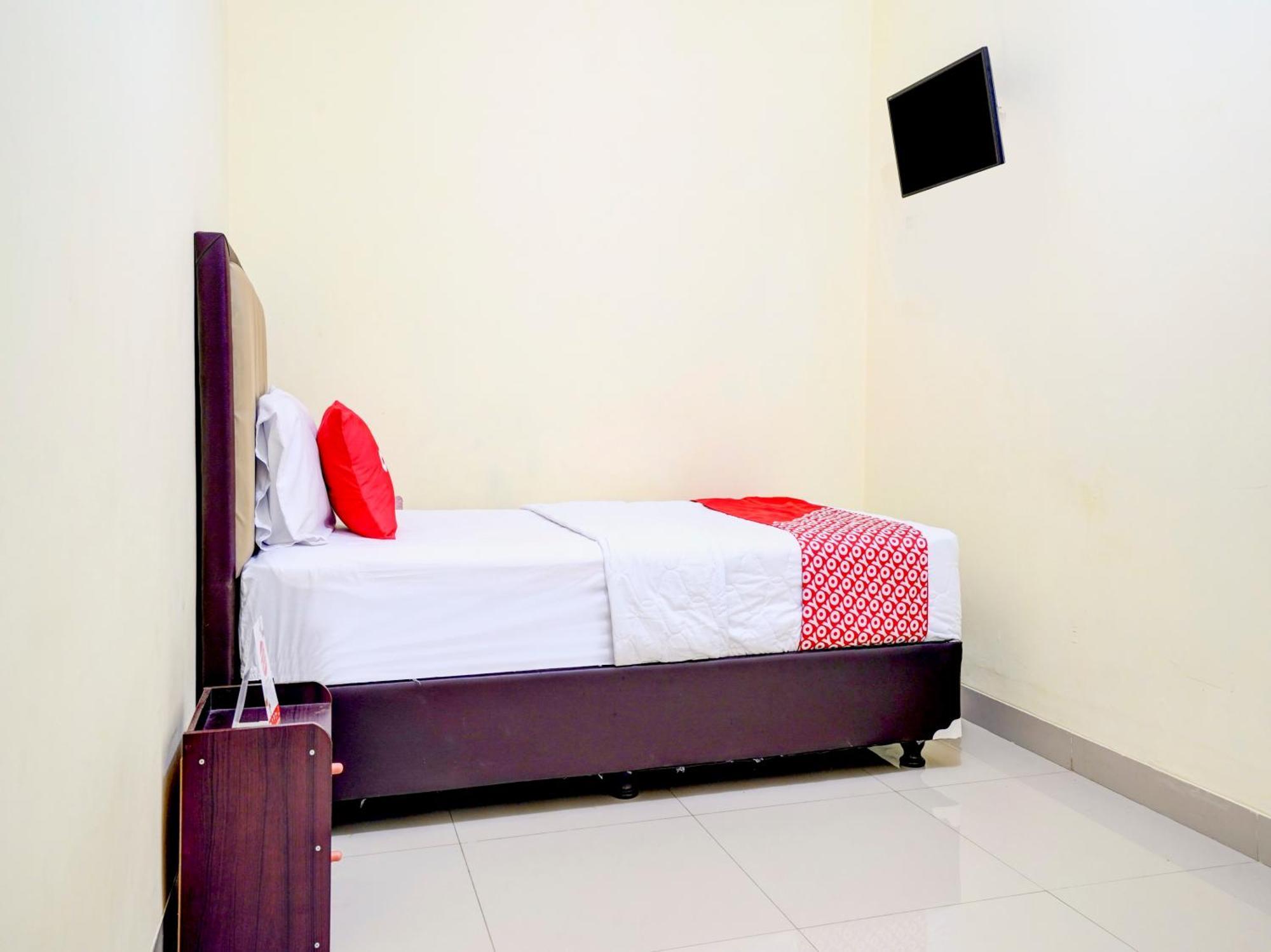 Oyo 90052 Star House Hotel Cirebon Exterior photo