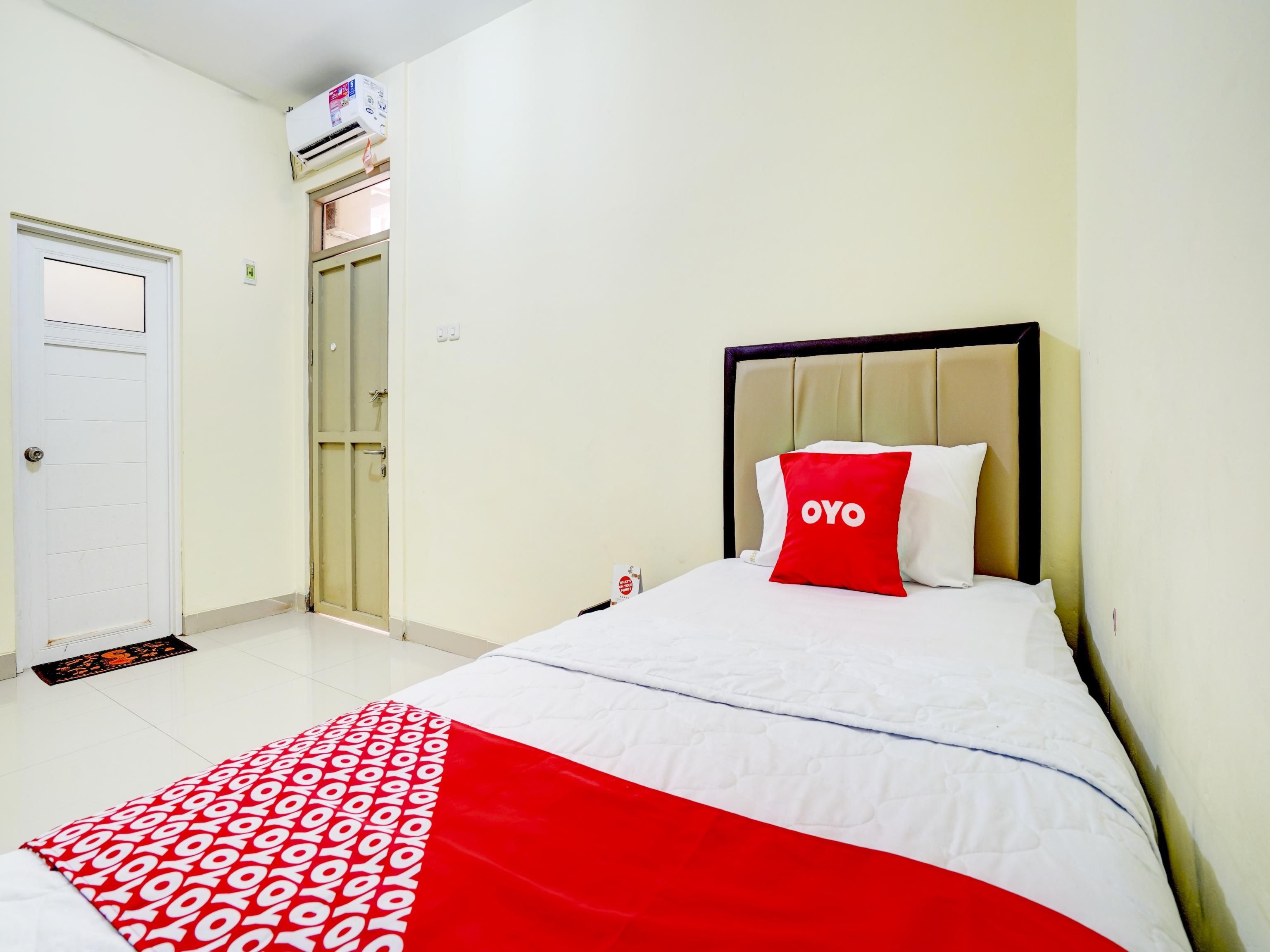 Oyo 90052 Star House Hotel Cirebon Exterior photo