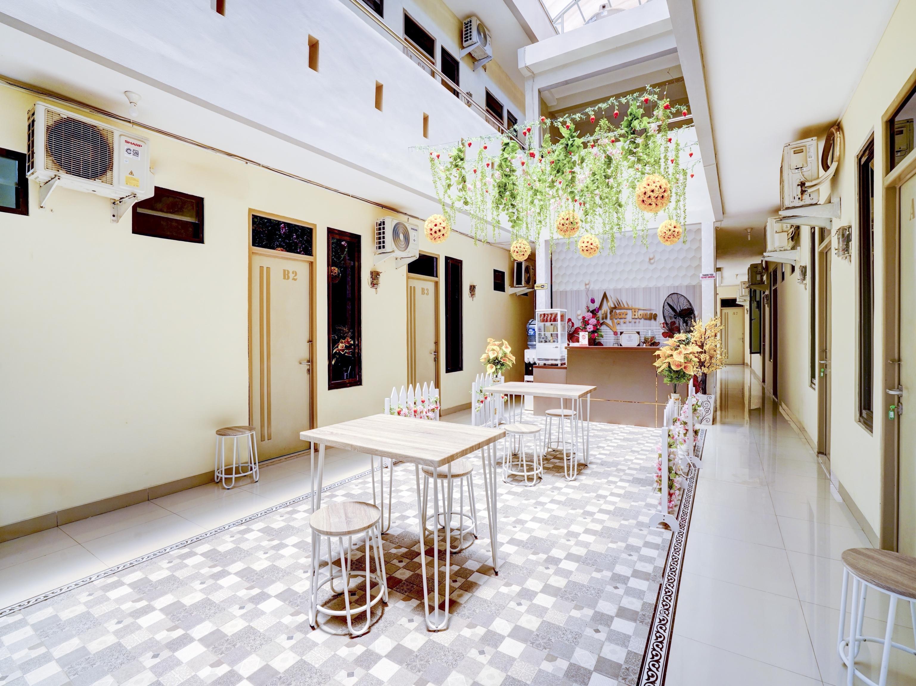 Oyo 90052 Star House Hotel Cirebon Exterior photo
