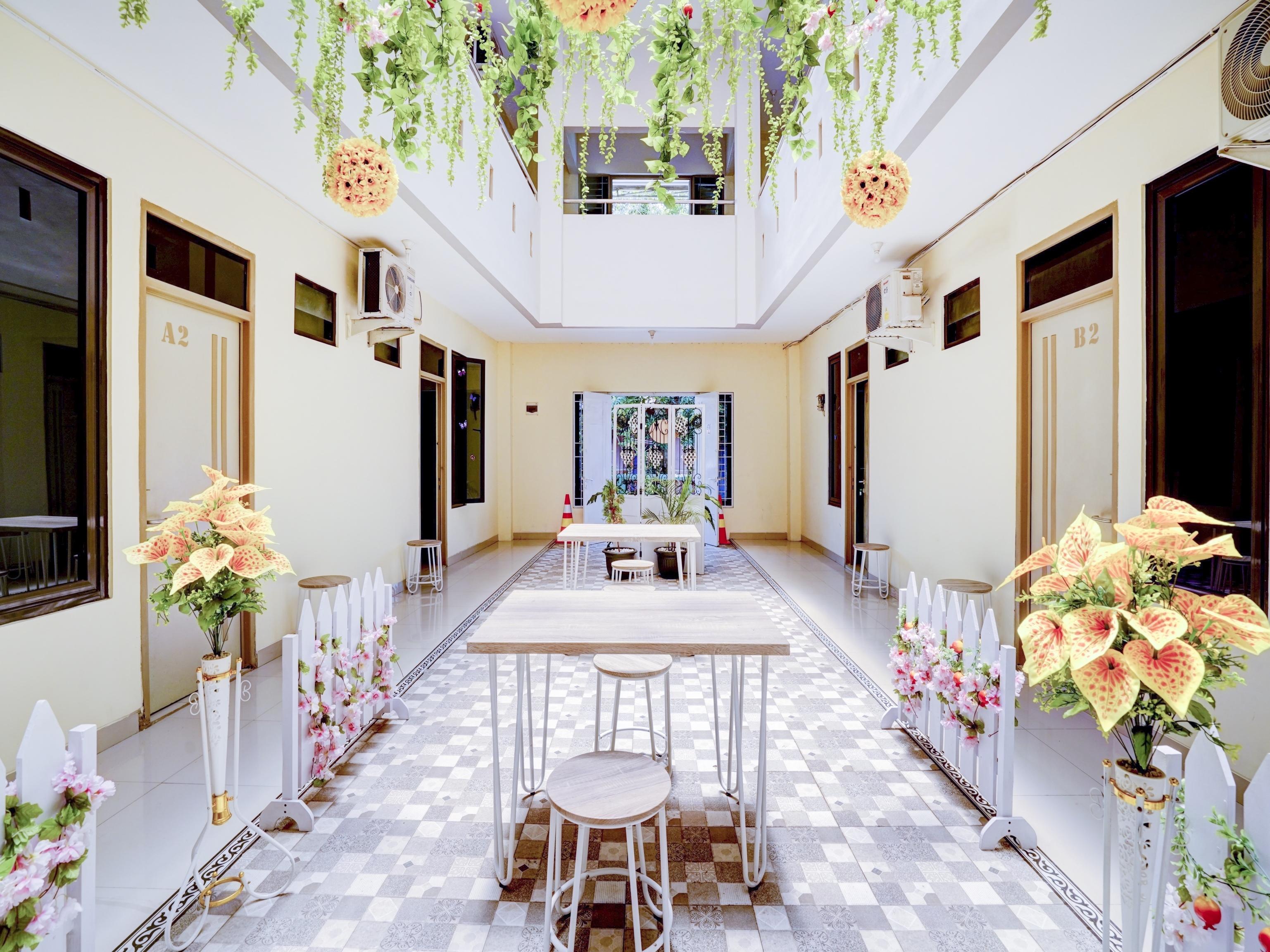 Oyo 90052 Star House Hotel Cirebon Exterior photo